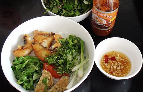 Cuối tuần quây quần cùng ăn bún cá rô