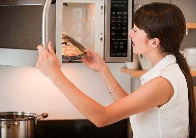 Mẹo làm sạch nhanh lò vi sóng