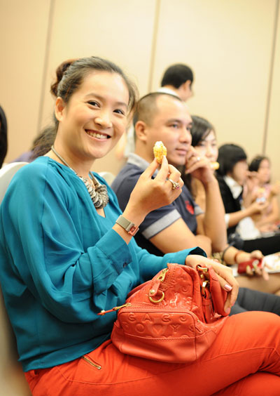 Anh Thơ - vợ Bình Minh tấm tắc khen ngon.