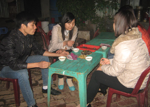 Một quán ốc nhỏ ven đường ở Hòa Bình. Ảnh: Kim Dung