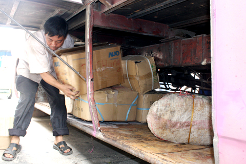 Hơn 30 thùng trái cây khô được đóng kín ở dưới ngầm xe nhằm