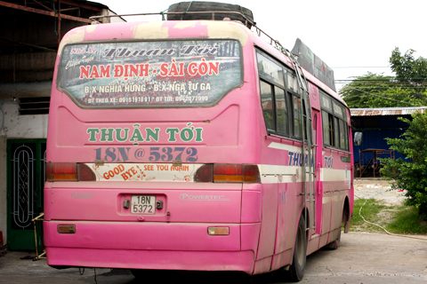 Chiếc xe mang biển số tỉnh Nam Định chở gần 2 tấn thịt lợn thối và trái cây không nguồn gốc.