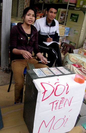 Dịch vụ đổi tiền mới cũng xuất hiện nhiều tại các chợ quê. Phí đổi tiền tại quê thường rẻ hơn so với trong nội thành.