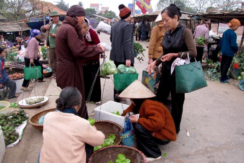 Chợ quê thường không có quầy hay ki-ốt mà họp ngay trên đường, hoặc bãi đất trống. Các món hàng bày trên rá, rổ, để trên mặt đất để người mua lựa chọn.