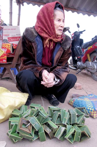 Khuôn làm bánh gai, bánh mật cũng được bán nhiều tại các chợ quê. Khuôn làm từ lá dừa tươi, mỗi chiếc có giá khoảng 200 đồng đến 400 đồng.