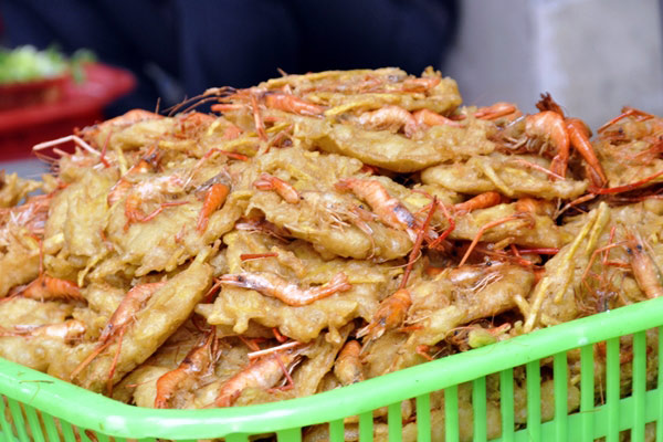 Bánh được rán sơ qua trước, khi có khách, chủ hàng rán lại cho nóng giòn.