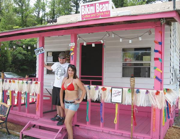 Quán Bikini Beanie vừa bán cà phê vừa phục vụ rửa xe cho khách hàng.