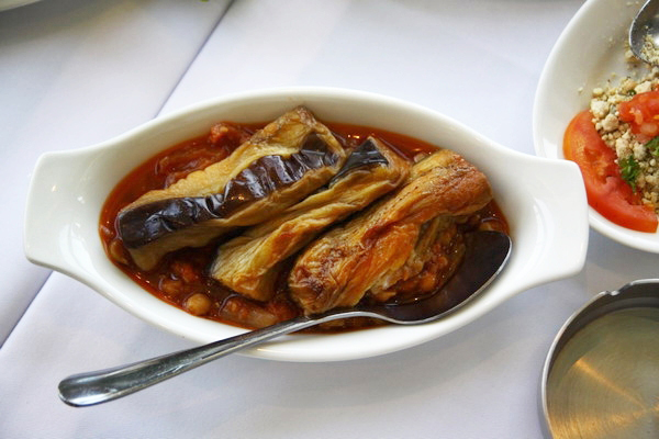 Món cà tím dầm với nước sốt đậu đỏ. Món này khá dễ ăn vì không có mùi cà ri và đỡ chua hơn các món khác.