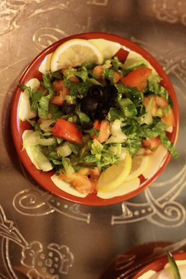 Dường như nguyên liệu trộn rau của đĩa salad này chỉ có nước cốt chanh vàng.