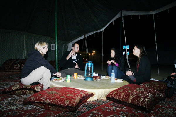 Dù rất khó ăn nhưng khi tới Trung Đông, bạn nên thử tất cả các món bởi không gian kỳ thú trong những túp lều giữa sa mạc cát sẽ khiến bạn có những trải nghiệm không bao giờ quên được trong cuộc đời. Tuy nhiên, bạn nên mang theo mỳ gói Việt Nam để tránh đói.