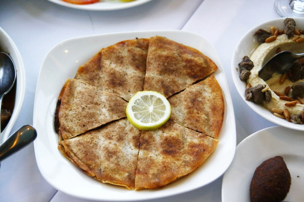 Một loại bánh kẹp thịt giống như Pizza, nhưng đậm đặc mùi cari và không phải du khách nước ngoài nào cũng có thể “xơi” hết được đĩa này dù nhìn khá ngon mắt.
