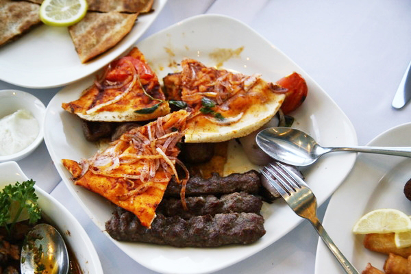Pizza và thịt nướng phong cách Trung Đông. Nếu ăn được hết cả đĩa này, khoảng 2 ngày sau đó trong hơi thở của bạn sẽ vẫn nồng mùi cà ri.