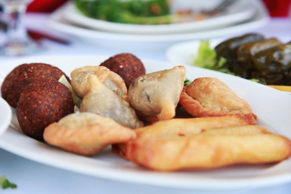 Bánh bao chiên, há cảo rán, bánh gối của Trung Đông rất nhiều thịt bên trong nhưng đều sặc mùi cà ri.