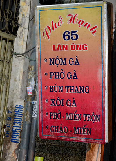 Quán phở trộn nổi tiếng 65 Lãn Ông, Hà Nội. Quán mở cửa từ 6h tối. Khách tới quán phải gửi xe cách đó một