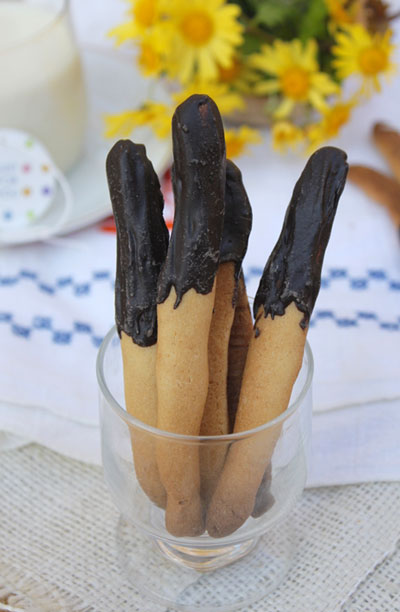 Bánh quy giòn tan nhúng chocolate