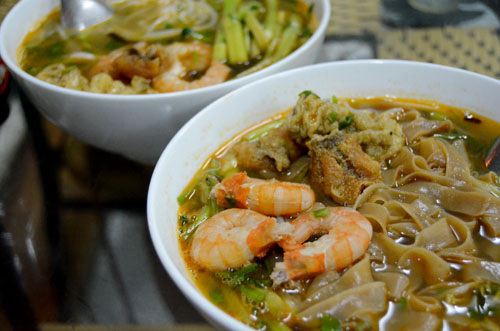 Bánh đa đỏ nấu tôm cũng rất thơm ngon, hấp dẫn.