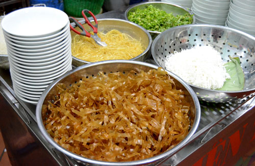 Nguyên liệu được sơ chế rất sạch sẽ, đúng quy chuẩn vệ sinh.