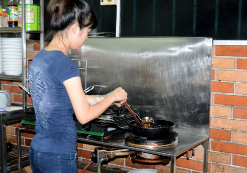 Mọi công đoạn chế biến cũng như nguyên liệu đều được làm rất sạch sẽ, đảm bảo an toàn vệ sinh thực phẩm.
