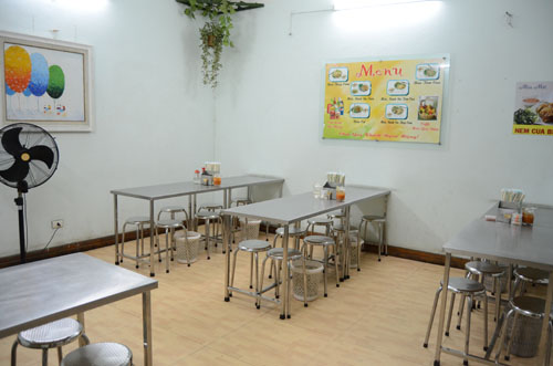 Quán có không gian rộng rãi, sạch sẽ, nhìn ra một góc hồ Tây lộng gió.