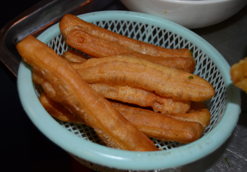 Thực khách có thể ăn kèm cùng quẩy.