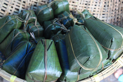 Bánh được gói thành hình tháp với mặt trên nhỏ hơn mặt dưới, mô phỏng theo hình những chiếc tháp của người Champa.