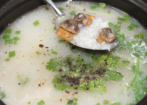 Cháo sò huyết.