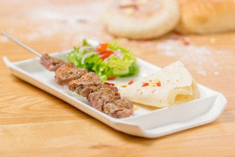 Thịt cừu xiên nướng và bánh Tortilla.