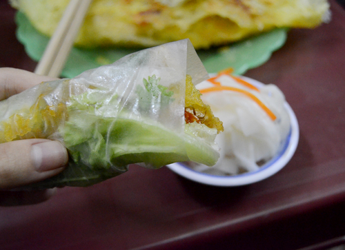 Bánh xèo chấm cùng nước chấm chua ngọt.