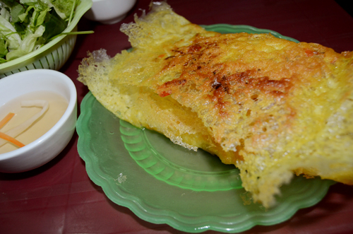 Củ cải ngâm chua ngọt, ăn kèm với bánh xèo.