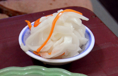Củ cải ngâm chua ngọt, ăn kèm với bánh xèo.