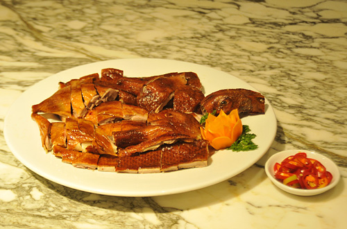 Vịt quay Tứ Xuyên với lớp da vàng ươm hấp dẫn và hương thơm khó cưỡng.
