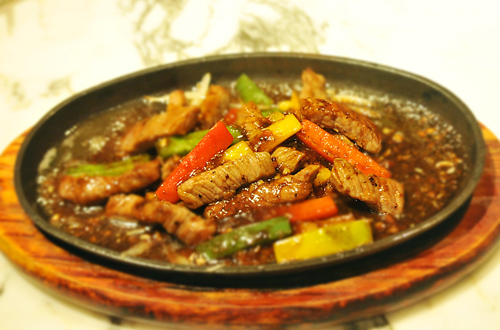 Bò Thiết Bản tươi mềm, đậm đà.