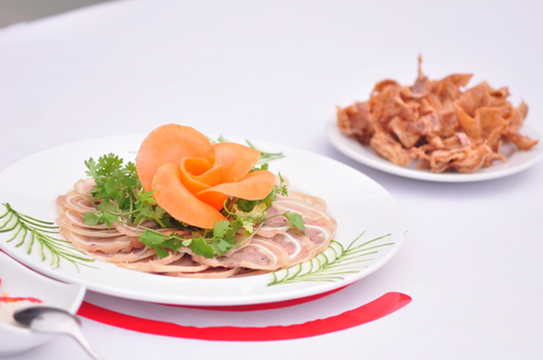 Tai lợn cuốn và khoai môn chiên.