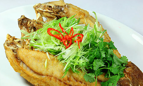 Cá bống tượng chiên giòn kiểu Singapore.