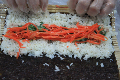 Kimbap, cơm cuộn rong biển của Hàn Quốc.
