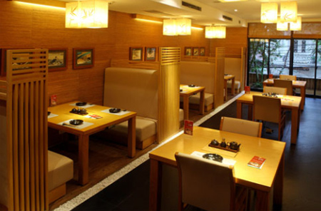 Không gian ấm cúng tại Asahi.