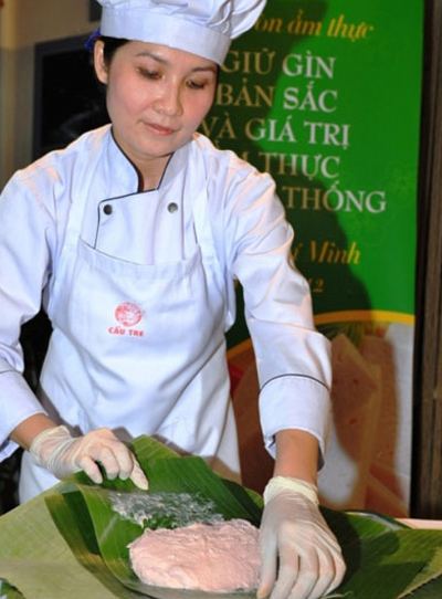 Nghệ nhân Cầu Tre khéo léo làm nên những đòn chả lụa tươi thật đẹp mắt.