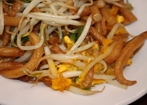 Sợi bánh lọt có màu vàng nâu, hình dáng gần giống sợi nuôi nhưng đặc ruột.