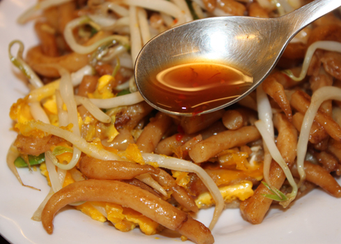 Thưởng thức bánh lọt xào như cách ăn bột chiên, cũng chan nước tương vào và thưởng thức.