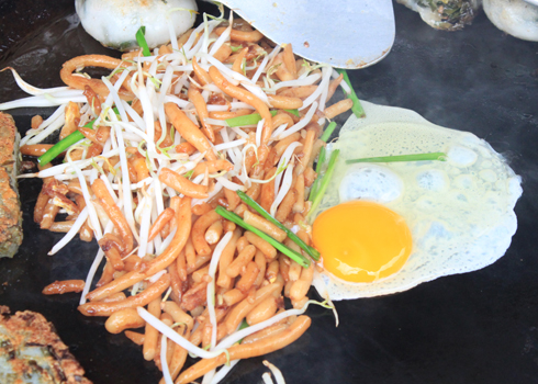 Bánh lọt được xào chín với giá, hẹ và trứng gà.
