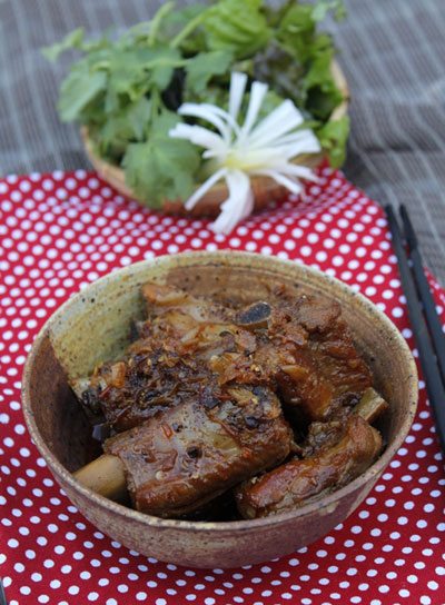 Làm món sườn non kho tiêu