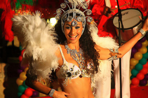 Mỹ nữ nhảy múa trên đường phố trong lễ hội Carnival tại Lan Quế Phường. Hằng tối, luôn có rất nhiều cô gái trẻ đẹp, ăn mặc mát mẻ đổ xô về đây để vui chơi cùng bạn bè.