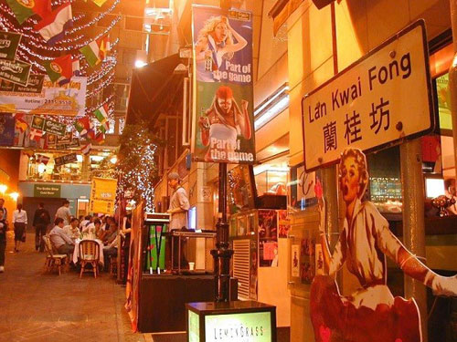 Hai tối thứ 6 và thứ 7 là thời gian Lan Quế Phường đông nhất trong tuần. Dịp nghỉ Giáng sinh và năm mới, khu phố ăn chơi này cũng đón lượng người lớn tới khám phá.
