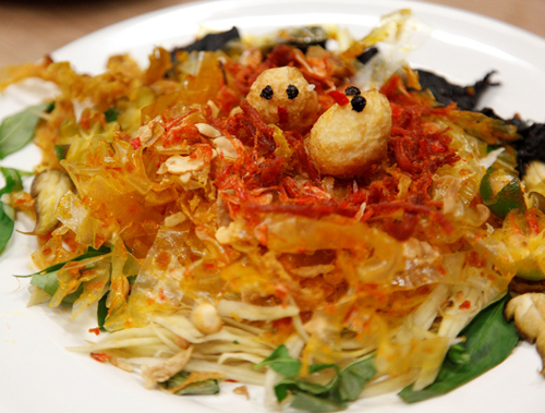 Bánh tráng trộn, món ăn vặt rất nổi tiếng ở Sài Gòn.