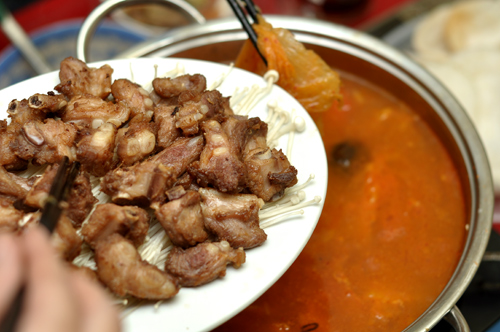 Lẩu sườn sụn kim chi có giá 190.000 đồng/nồi cho 4 người ăn.