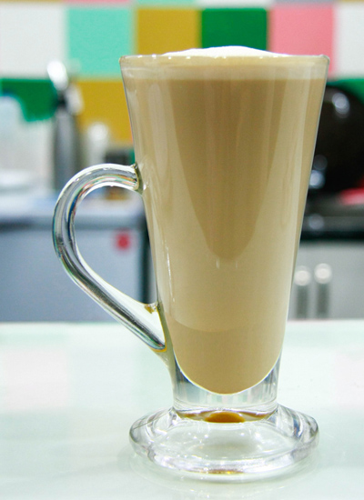 Earl Grey bọt sữa nóng thanh khiết.
