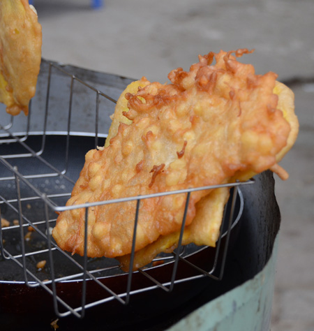 Mùa đông là mùa của những chiếc bánh khoai, bánh ngô, bánh chuối "đổ bộ" trên hè phố.