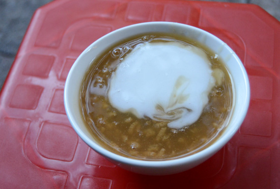 Chè bà cốt thơm mùi gừng, vị ngọt nhẹ.