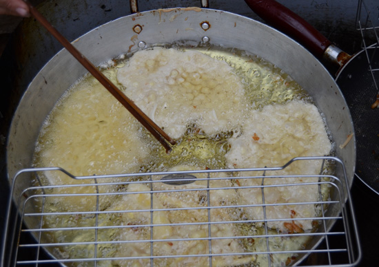 Bánh ngô, bánh khoai, bánh chuối rán trong chảo ngập mỡ.