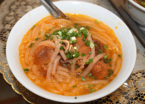 Bánh canh giò hèo là món ăn duy nhất của quán, nhưng thu hút rất đông thực khách